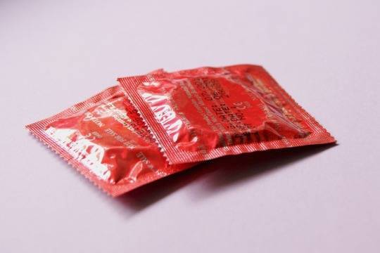 Пандемия коронавируса привела к дефициту презервативов - versia.ru
