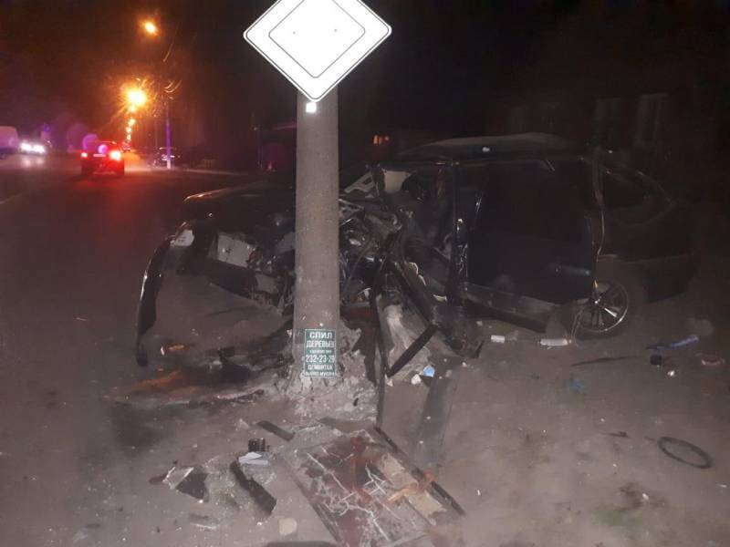 ВАЗ нокаутировал столб в Воронеже: один пострадавший - moe-online.ru - Воронеж
