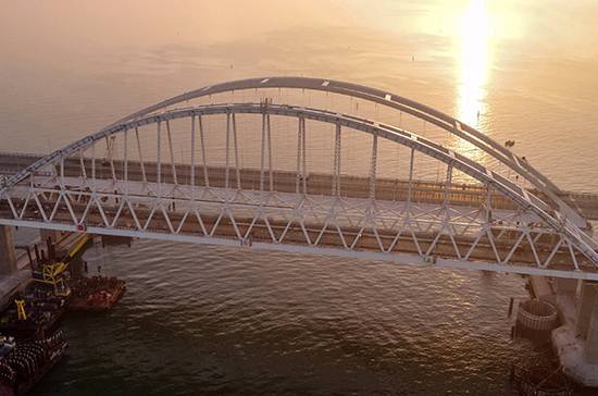 На Крымском мосту проверяют весь въезжающий на полуостров транспорт - pnp.ru - республика Крым