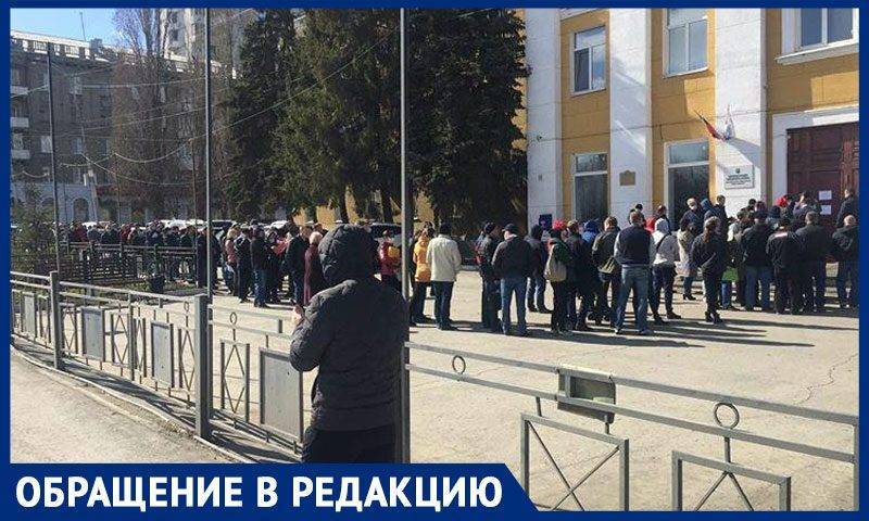 Толпа у входа в разгар пандемии: как в саратовской администрации выдавали пропуска для карантина - bloknot.ru - Саратов - Саратова