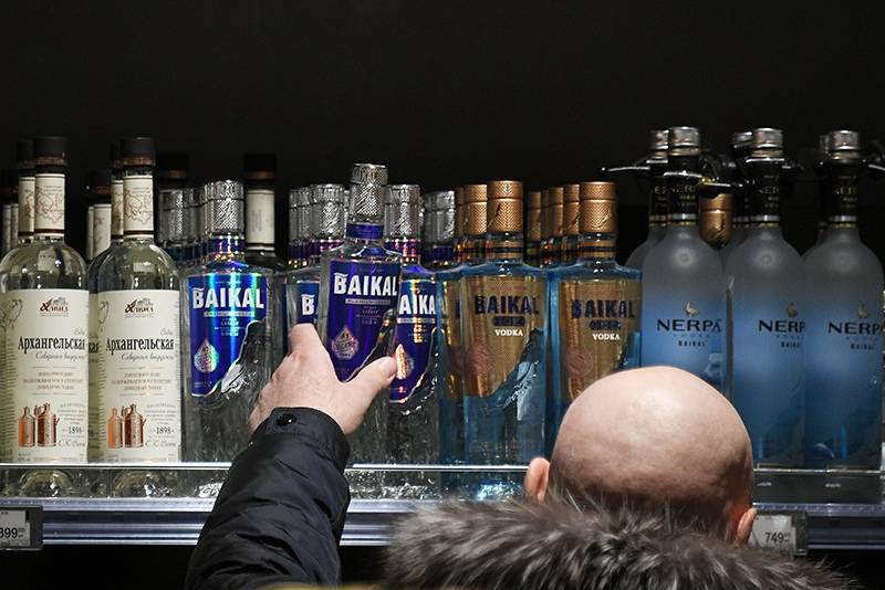 Денис Мантуров - Регионам рекомендовали придерживаться прежнего порядка продажи алкоголя - tvc.ru - Россия