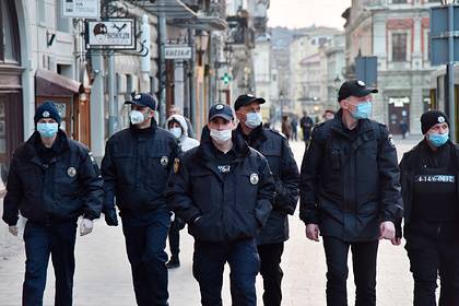 На Украине выписали тысячи штрафов за нарушение карантина - lenta.ru - Украина