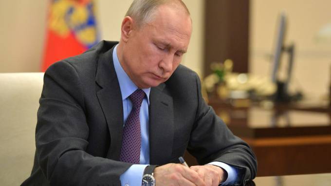 Владимир Путин - Путин подписал закон о кредитных каникулах для пострадавших от пандемии россиян, ИП и бизнеса - piter.tv