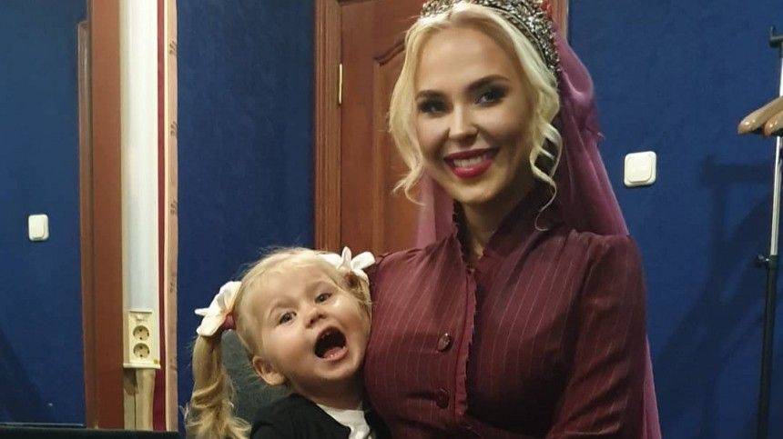 «Настоящая женщина»: дочь Пелагеи умилила юзеров макияжем из подручных средств - 5-tv.ru