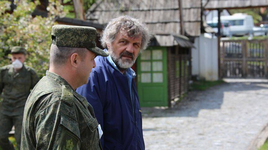 Эмир Кустурица провел экскурсию по этнодеревне для российских военных в Сербии - riafan.ru - Сербия - Белград - Дрвенград