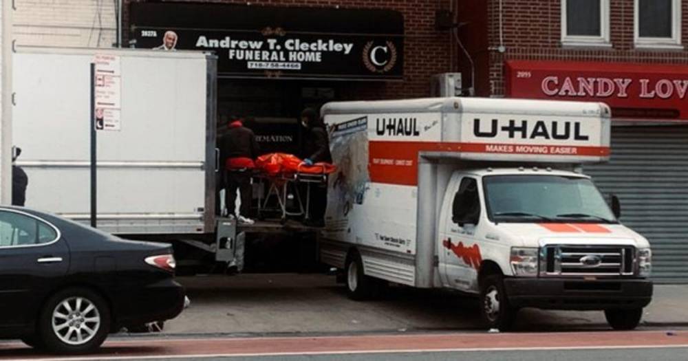 У похоронного бюро в США нашли десятки разлагающихся тел в грузовиках - ren.tv - Сша - New York - Нью-Йорк