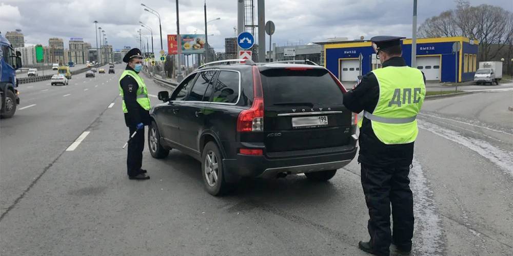 Более 20 водителей оштрафовали за использование пропуска из СМИ - autonews.ru - Москва