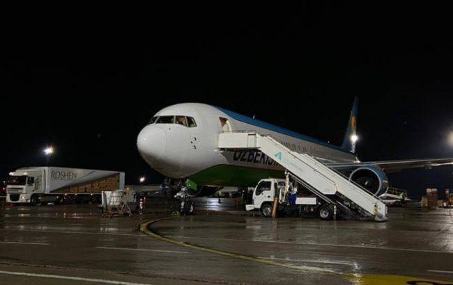 В Борисполе приземлился самолет со второй партией защитных костюмов от Фонда Порошенко - rbc.ua - Украина - Китай - Киев - Южная Корея - Сеул
