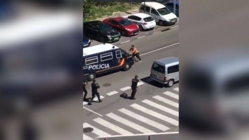 Полуголый испанец с двумя мечами напал на полицию из-за заражения коронавирусом - 5-tv.ru - Испания - Мадрид