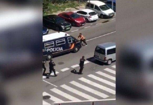 В Мадриде задержан напавший с мечами на полицейских мужчина - eadaily.com - Испания - Мадрид