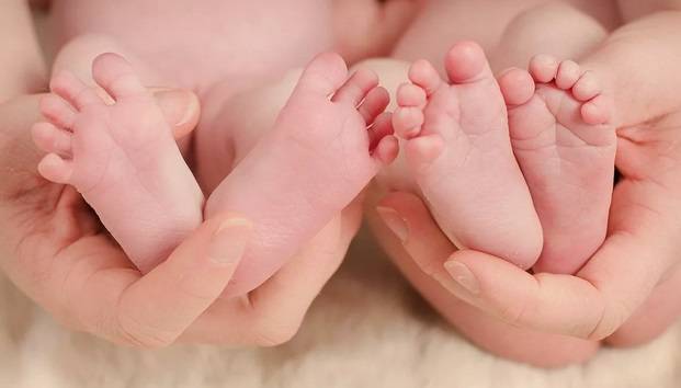 Новорожденных близнецов назвали Ковид и Корона в Индии - vm.ru - Индия - Райпур