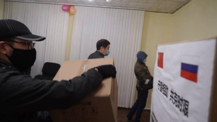 В Якутию доставили первую партию гуманитарной помощи из Китая - vesti.ru - Россия - республика Саха - Китай - Минздрав