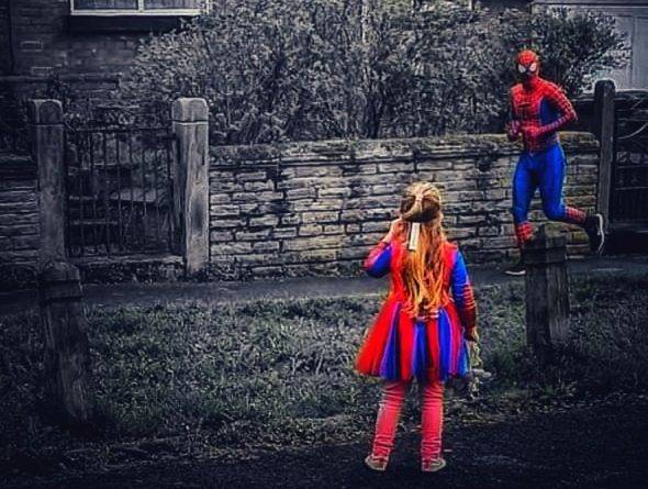 Супергерои на улицах города развлекают детей, которые вынуждены оставаться дома во время карантина - usa.one - Англия - Manchester