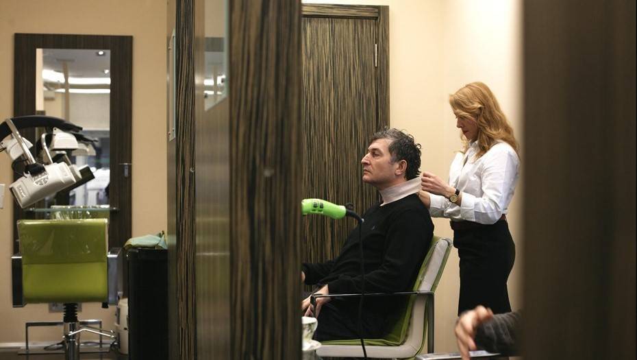 Новгородские власти разрешили работать парикмахерским - dp.ru - Новгородская обл.