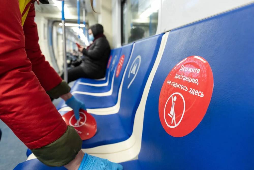Стикеры о соблюдении пассажирами безопасной дистанции наклеили в 379 поездах метро - vm.ru - Москва