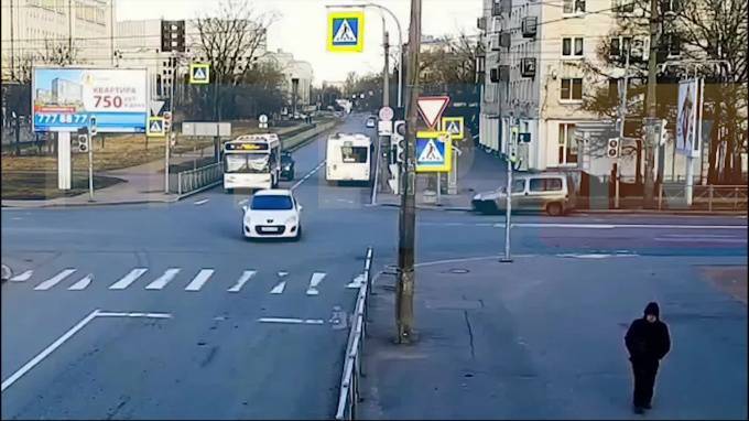 На проезжую часть пересечения Бассейной и Новоизмайловского упал светофор - piter.tv - Петербург - Минздрав