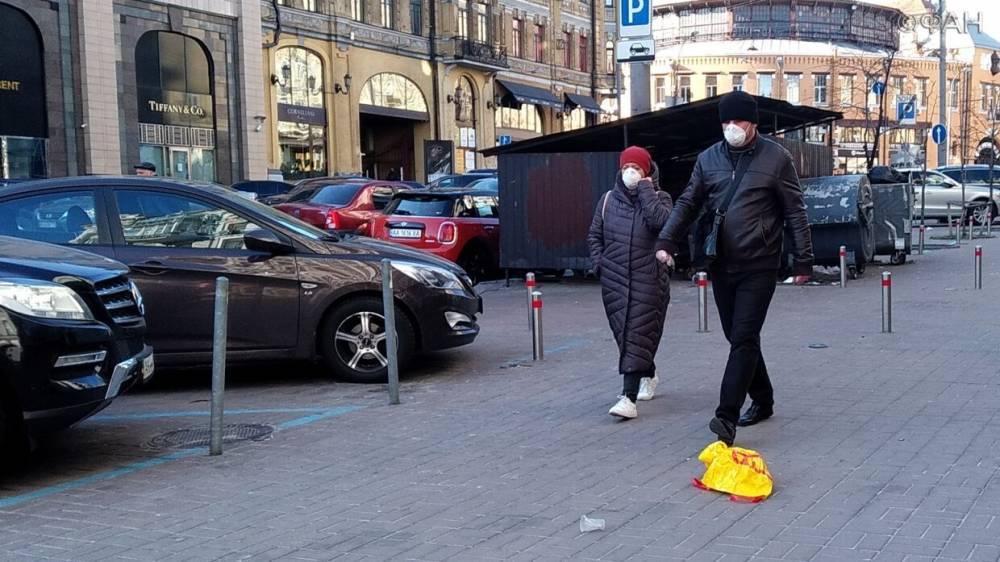 Киевлянам запретили находиться на улице без масок и респираторов - riafan.ru - Украина - Киев