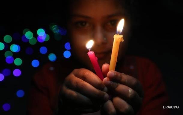 Нарендра Модина - Миллионы индийцев зажгли светильники в знак единства в борьбе с COVID-19 - korrespondent.net - Индия