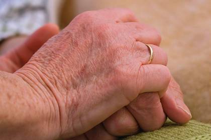 Прожившие вместе 51 год супруги умерли от коронавируса с разницей в шесть минут - lenta.ru