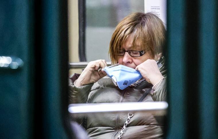 Учёные: коронавирус сохраняется на использованных масках неделю - news.ru