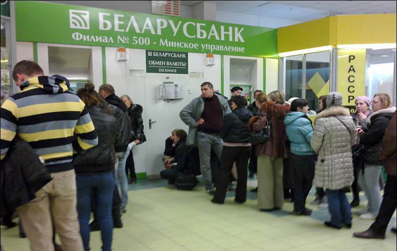 Белорусы побежали в обменники - naviny.by