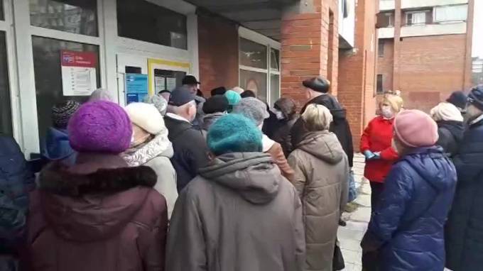 Видео: на Ударников у почты собралась очередь из пенсионеров - piter.tv - Санкт-Петербург
