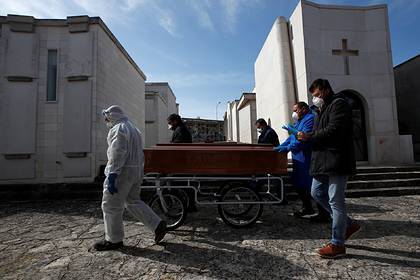 В Италии от коронавирус погибли больше 100 медработников - lenta.ru - Италия