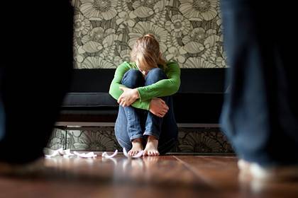 Британцы пожаловались на рост домашнего насилия из-за карантина - lenta.ru - Англия