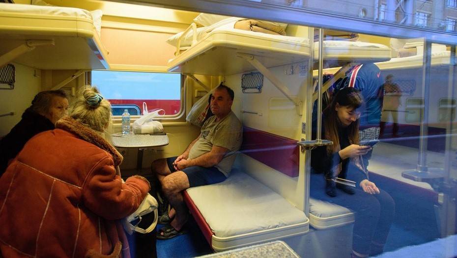 Пассажиров в поездах рассадят подальше друг от друга из-за угрозы COVID-19 - dp.ru