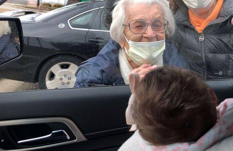Трогательная встреча новорожденной девочки с 98-летней прабабушкой попала на видео – только взгляните - ont.by - Сша