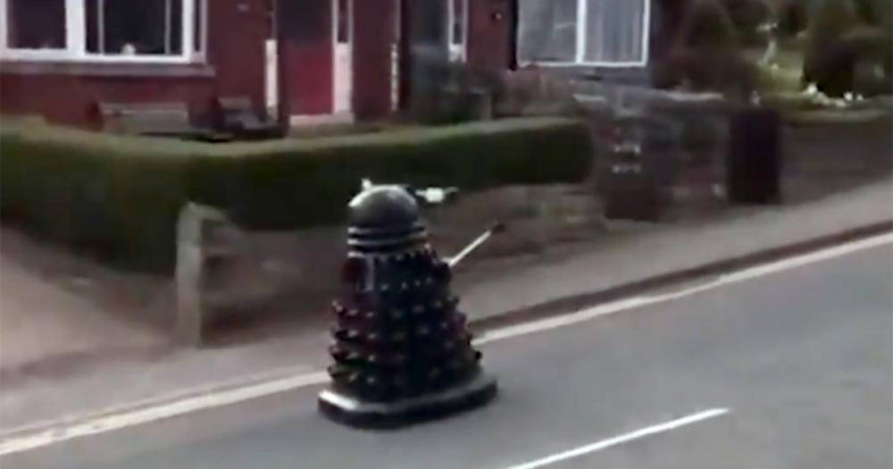 Пришельцы из сериала "Доктор кто" просят британцев оставаться дома - ren.tv - Англия - Китай - Ухань