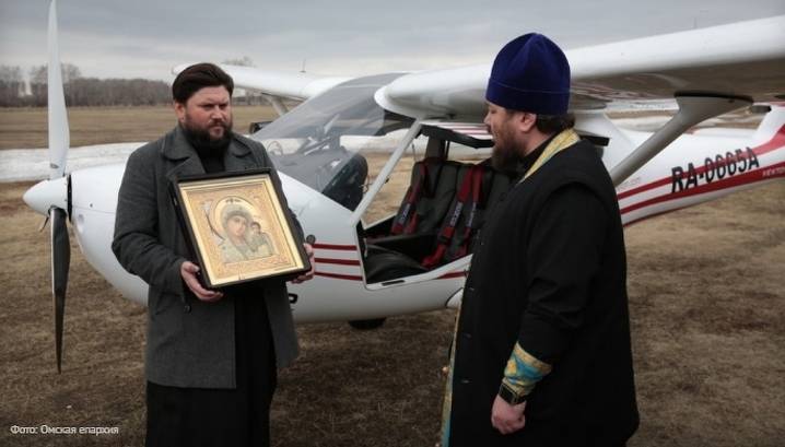 Омский священник облетел город с иконой для защиты от коронавируса - vesti.ru - Омск