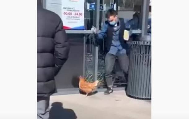 Карантин: мужчина на поводке выгуливал курицу - korrespondent.net