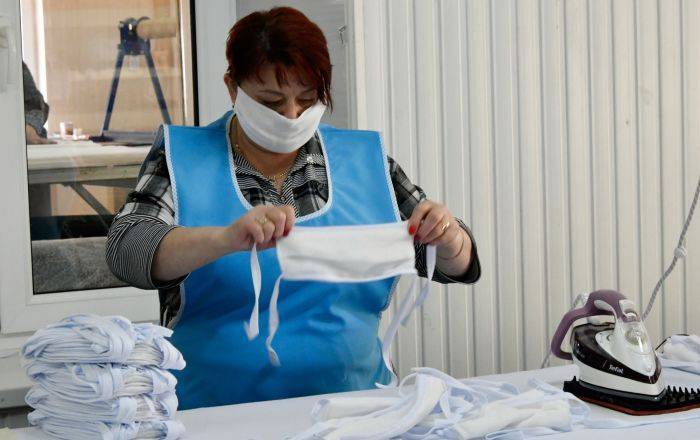 Александр Лукашенко - Лукашенко: безобразие, маску не можем сшить для населения - sputnik.by - Белоруссия - Минск