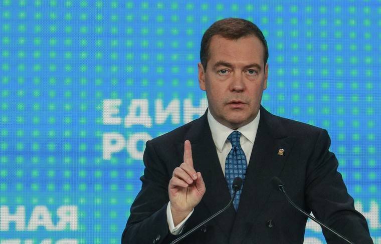 Медведев напомнил о незаконности принудительных отпусков - news.ru - Россия