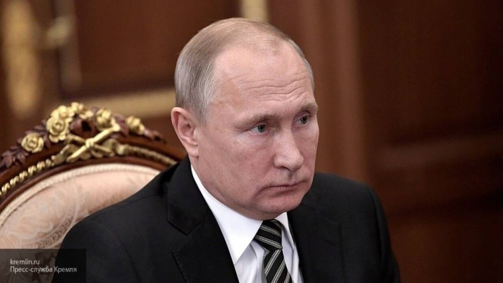 Владимир Путин - Путин обсуждает со специалистами возможность сокращения периода нерабочих дней - inforeactor.ru - Россия