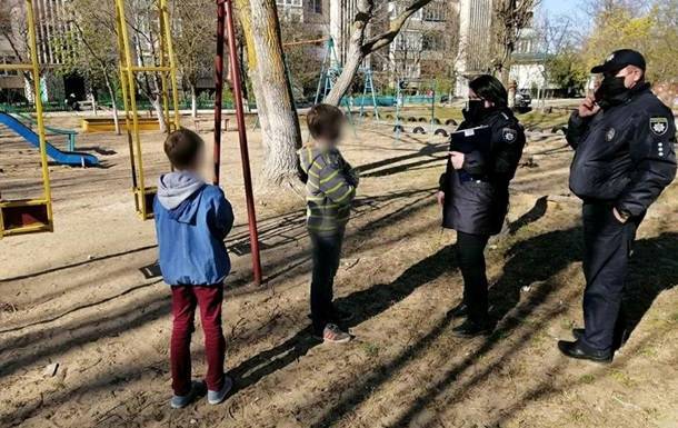 В Херсонской области дети сами играли у подъезда: их родителей оштрафовали - korrespondent.net - Херсонская обл.