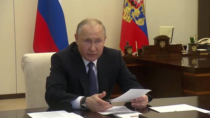 Владимир Путин - Вирусолог ответил Путину на вопрос о сокращении числа нерабочих дней - piter.tv - Россия