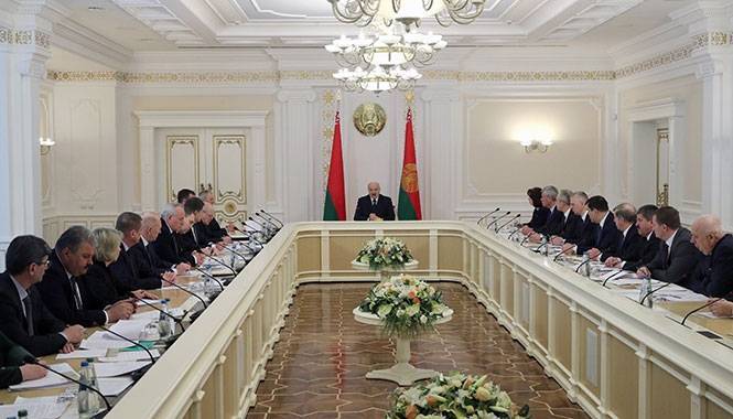 Александр Лукашенко - Лукашенко увязал пандемию коронавируса с существованием страны - naviny.by