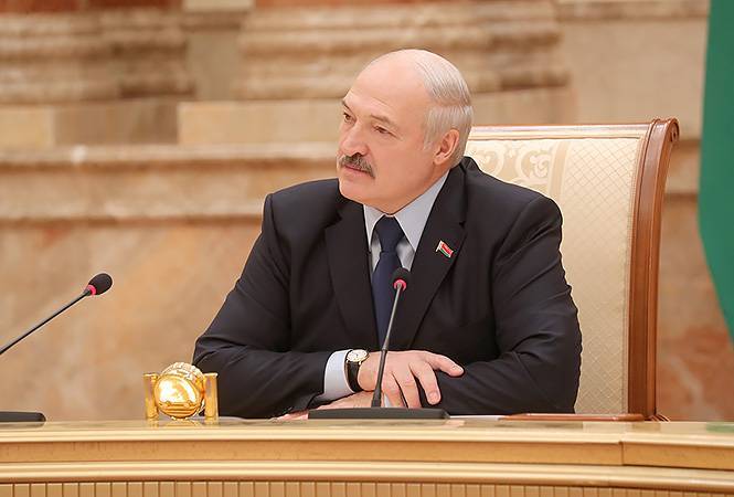 Александр Лукашенко - Лукашенко пообещал помочь медикам в борьбе с коронавирусом - vm.ru - Белоруссия