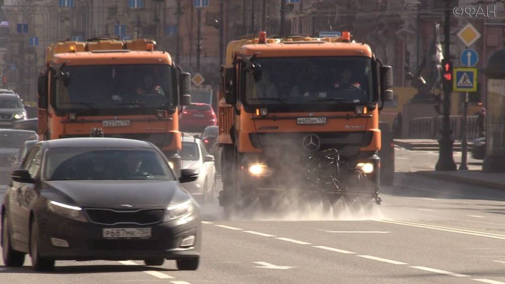 Петербургские улицы уже две недели моют дезинфекторами. - riafan.ru
