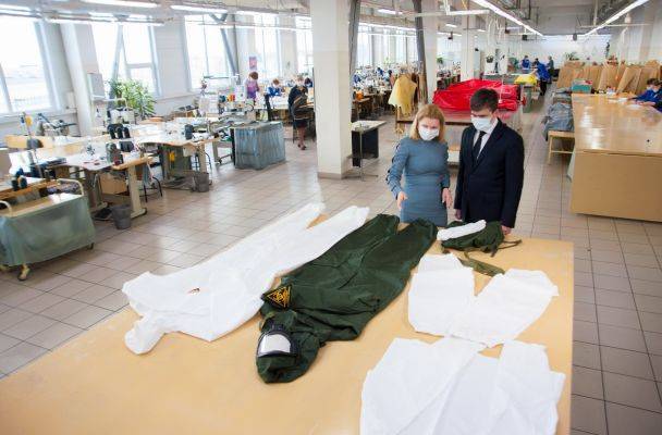 В России парашютные заводы начнут выпускать защитные маски и костюмы - eadaily.com - Россия - Иваново