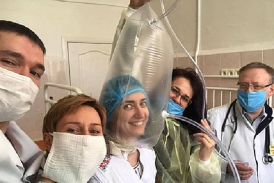 Елизавета Шилова - На Украине начали лечить пациентов с коронавирусом при помощи пакетов на голове - versia.ru - Украина