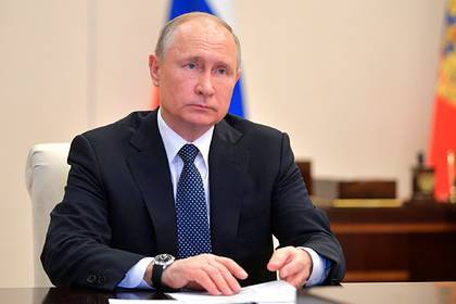 Владимир Путин - Путин предложил установить выплату работающим с больными коронавирусом медикам - lenta.ru - Россия