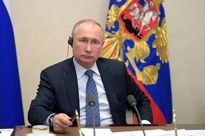 Владимир Путин - Путин поручил обеспечить страховыми гарантиями работающих «на передовой» медиков - lenta.ru - Россия