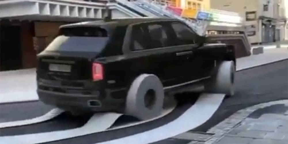 Видео: колеса Rolls-Royce заменили туалетной бумагой - autonews.ru