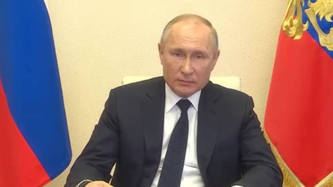 Владимир Путин - Путин предложил помощь компаниям, сохранившим сотрудников - piter.tv - Россия