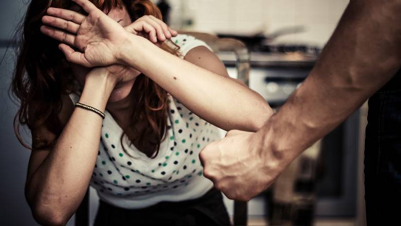 Деваться некуда: жертвам домашнего насилия во время карантина особенно тяжело - newizv.ru