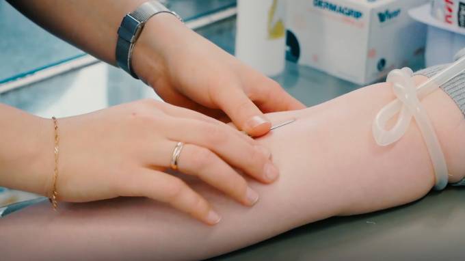 Анастасия Ракова - В России начали лечить коронавирус переливанием крови переболевших - piter.tv - Россия - Москва