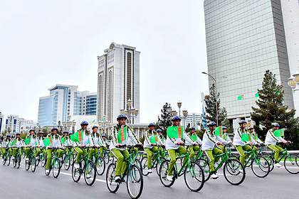 В Туркмении во время пандемии провели массовый велопробег в честь дня здоровья - lenta.ru - Туркмения - Ашхабад